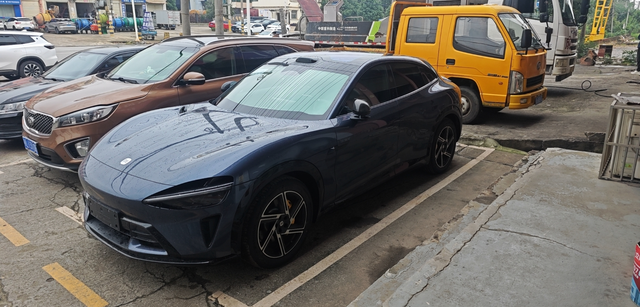 y7m这个车怎么说呢
缺点：①动力太大，速度太快。②智驾差那么点意思，最好少用。