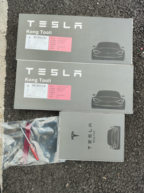 自己动手更换空调滤芯

买车一年多了，App提示要更换空滤了，问了下特斯拉服务中