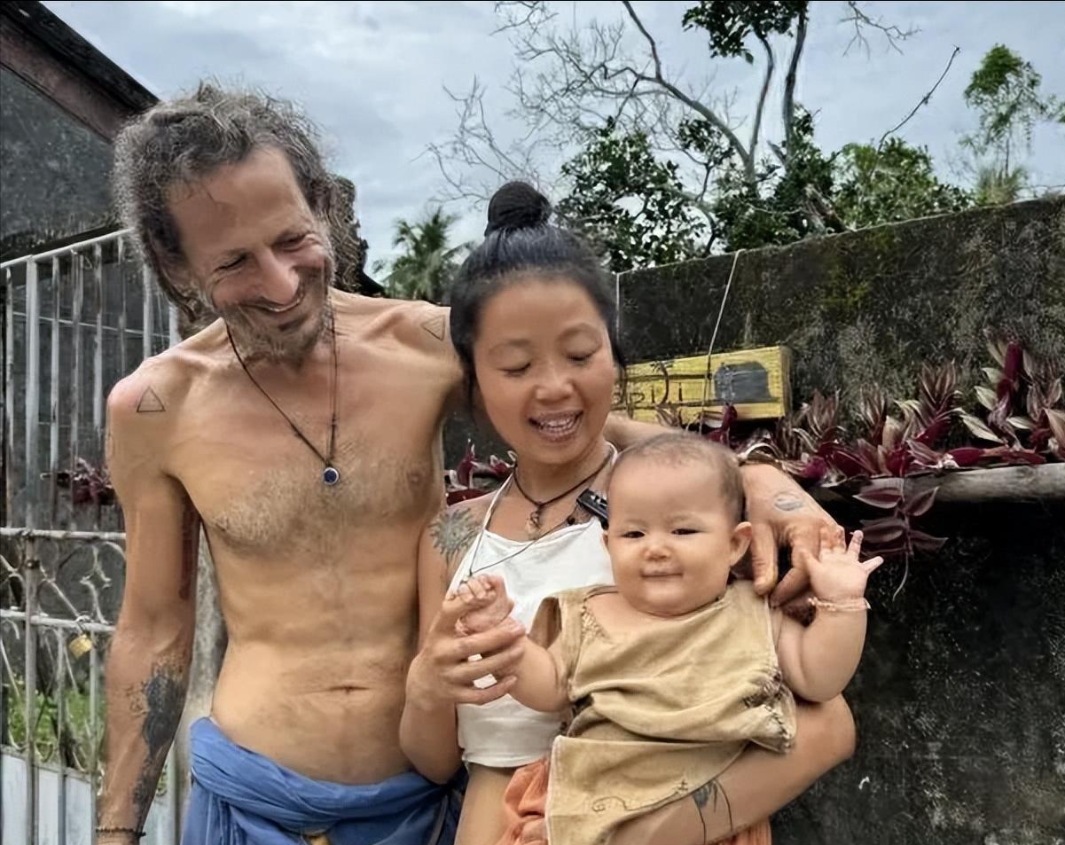 福建一女子与希腊男子一见如故，二人打破传统婚姻的束缚，选择了周游世界，直到女子怀