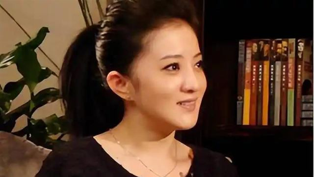 “小婉君”金铭44岁现状，个子太矮，事业严重受挫，单身未婚未孕