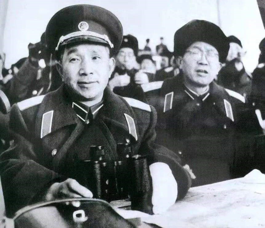 粟裕旁边的这位大将，在1958年接替粟裕担任总参谋长，还当过中央军委秘书长、中央