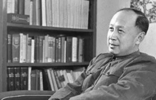 1964年，钱学森回家吃饭，夹起一筷子菜，突然惊呼：“别吃，拿去化验！”，谁知，