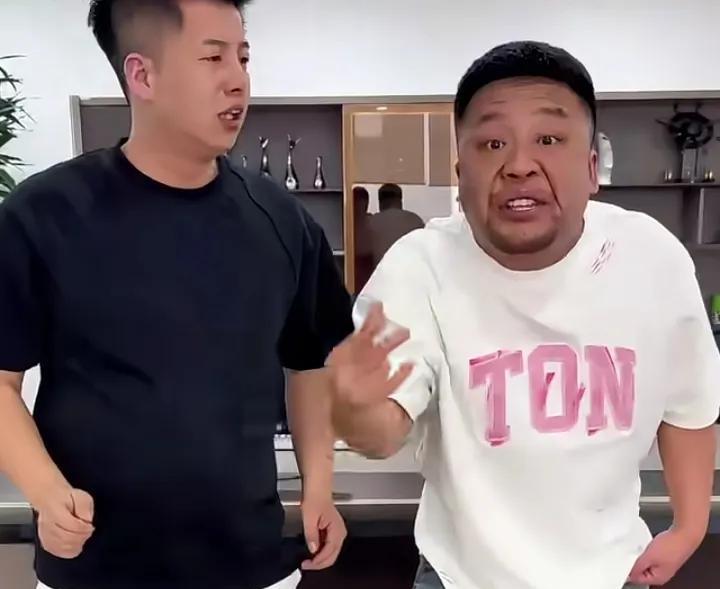 离开杨坤活不了了。
5月19日，四川芬达更新视频时，再次模仿杨坤演唱，虽然没有唱