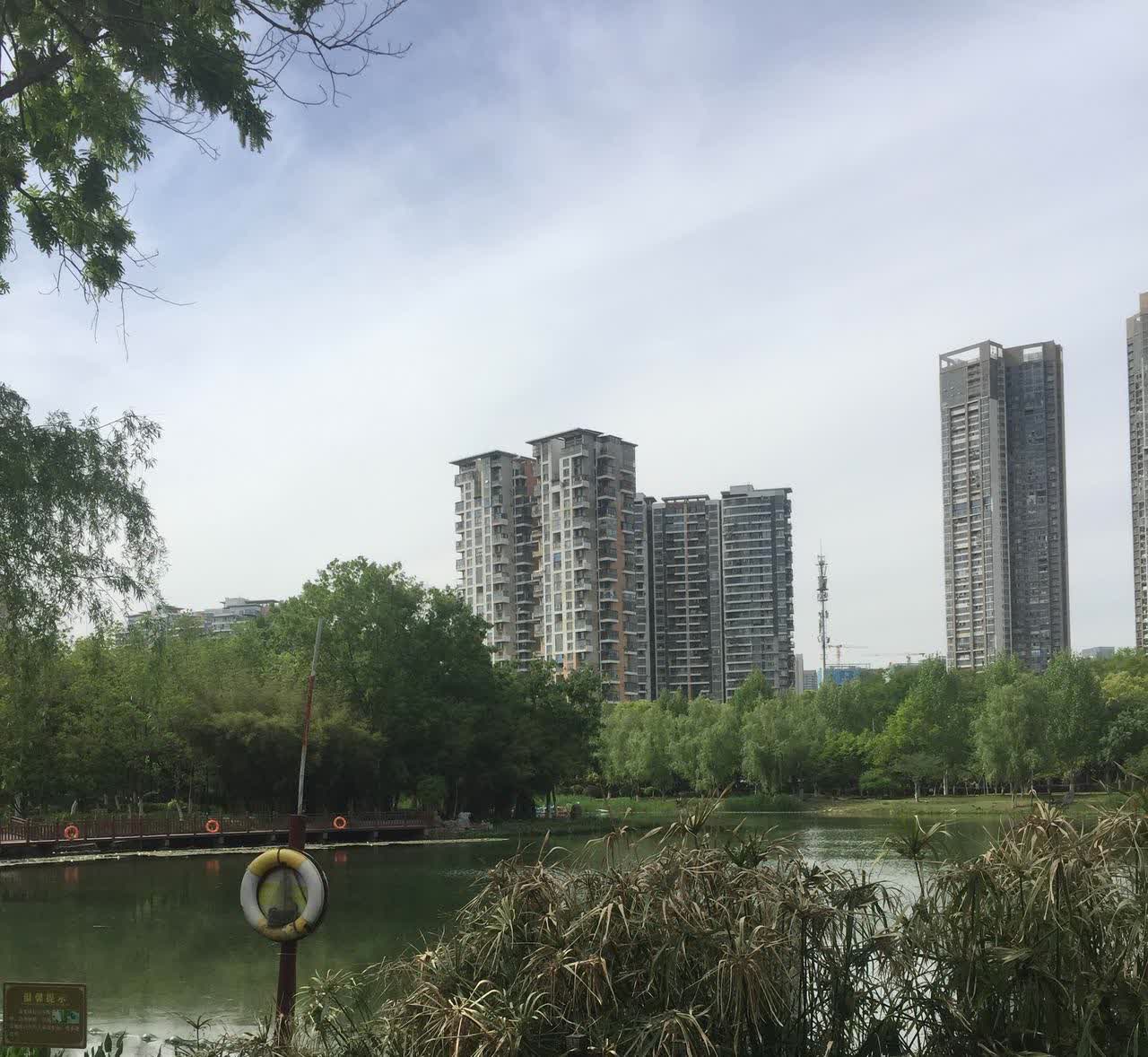 奉劝大家再也不要去足疗店了，浙江温州那个足疗店就是这样的，男子去消费嘛。去玩个足
