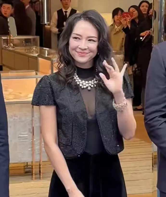 章子怡求戏张艺谋难











国际章，曾经的电影女王，现在居然要低声