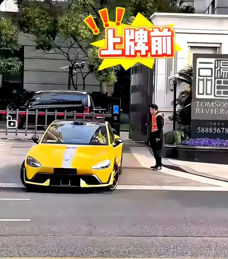 小米UItra，不上牌时，挺好看的；上牌后，像出租车。
怪不得雷军说，要推动新能