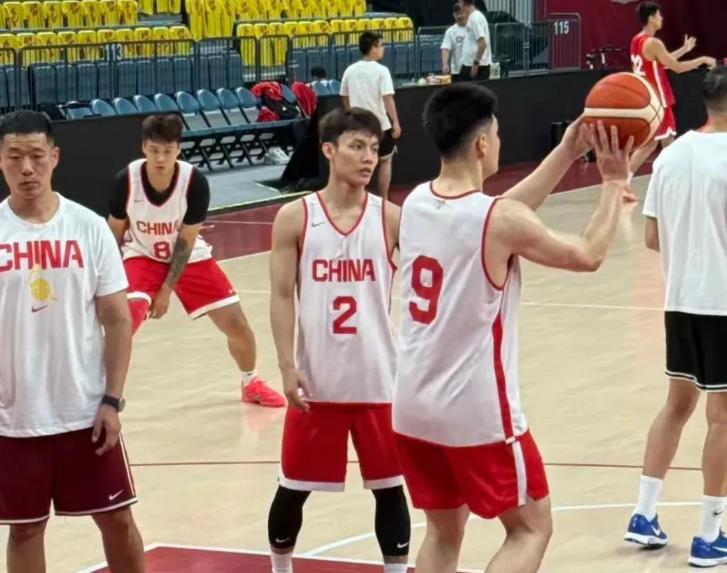 2连胜！未来核心竟是他
中国男篮热身赛再传捷报，80-69力克委内瑞拉，豪取两连
