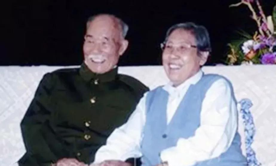 开国中将孙毅与夫人田秀涓在一起，亲切交谈，笑容满面，举止温柔，笑容灿烂，喜笑颜开