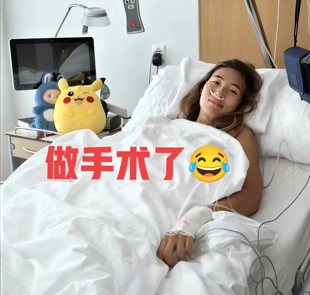 看郑钦文虚弱无力地躺床上，让人心疼不已，原来她做手术了。
术后，她亲口承认，右肘