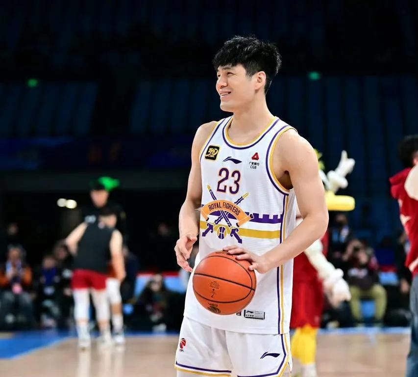 五队争抢陈国豪，广东宏远已出局！
据球圈赵探长透露，今年合同到期的陈国豪受到了至