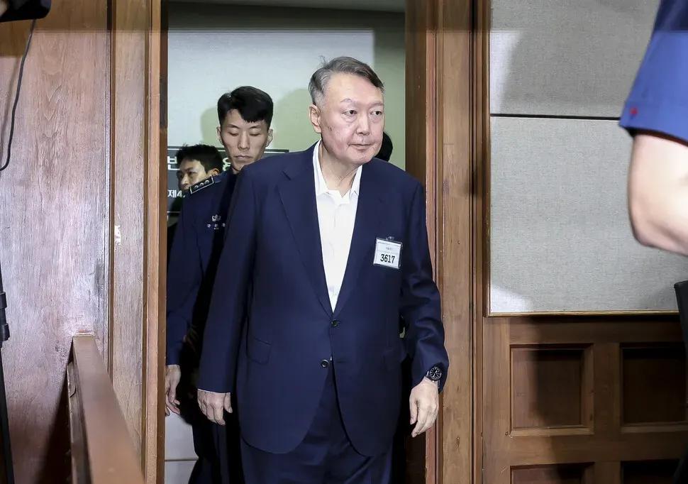 尹锡悦85天里大变样，头发花白身形消瘦，看守所编号“3617”
当地时间26日，