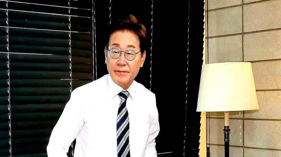 李在明当总统，师傅文在寅教他





---





你敢信吗？一个政治小白