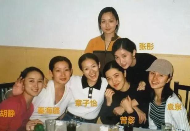 我发现曾黎真的特别神奇，是谜一样的存在。
翻看以前的一些老照片，曾黎每次和同学聚