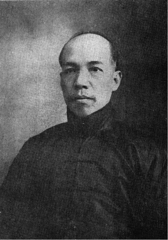 1926年，梁启超出现尿血的症状。他去看西医，西医说要做手术。他去看中医，中医说
