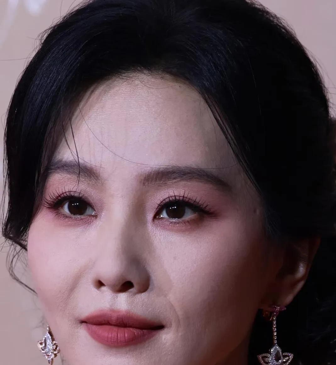 这是刘诗诗带妆的高清生图，脸部卡粉好尴尬，法令纹清晰可见显老10岁不止！
看来刘