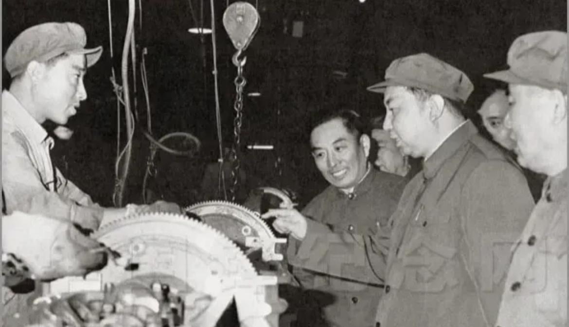 1977年4月23日下午，华国锋同志在结束全国工业学大庆会议后，专程前往长春第一
