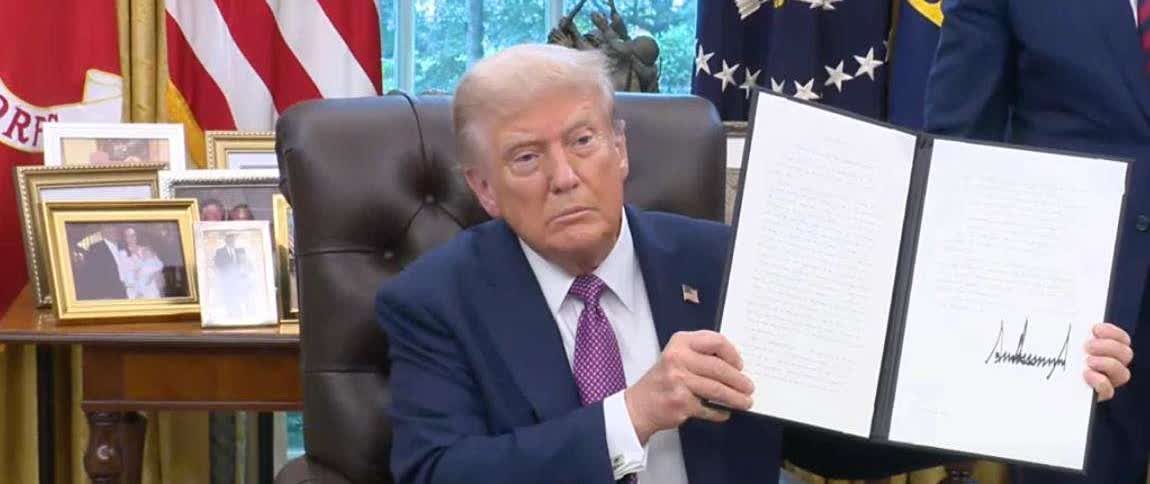 为啥特朗普要把美国国防部更名为战争部呢？那是泽连斯基在白宫会谈期间，他问为啥泽连