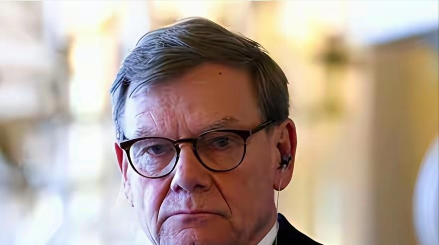 德国外长在稀土问题上与中国硬刚。
他放话说，德国稀土用在什么地方不关中国的事！那