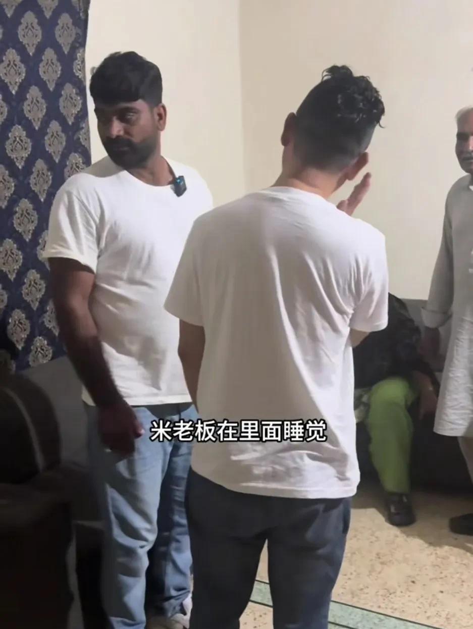 今天，皮衣哥跟萨拉曼一起去烧烤刘丈母娘家里，受烧烤刘之托去给老丈人送生活费，给了