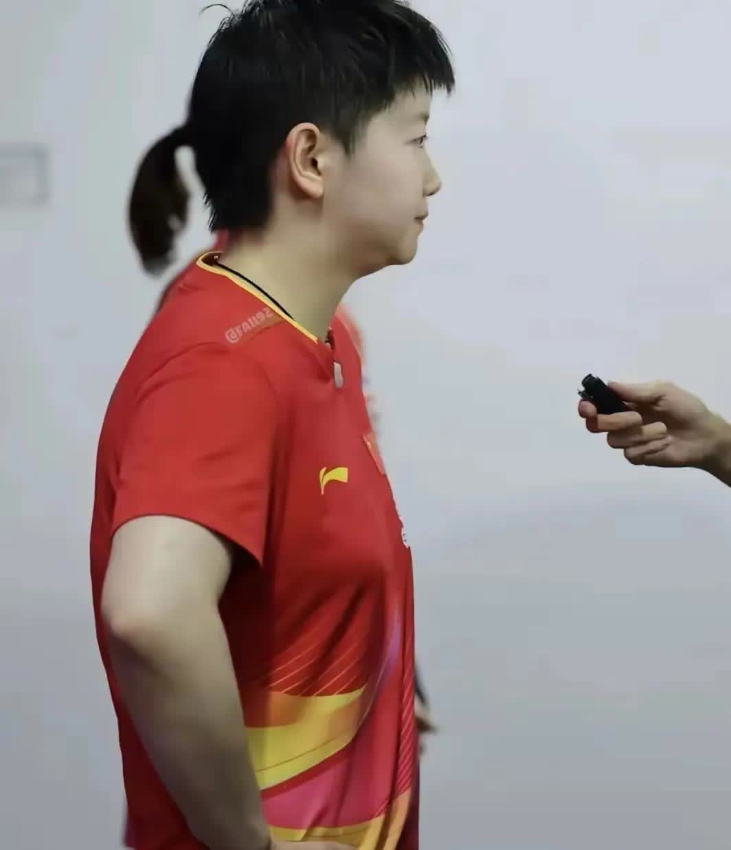 这是谁干的，大早上要笑死人吗
孙颖莎对战桥本之后接受采访
因为与桥本站在一条