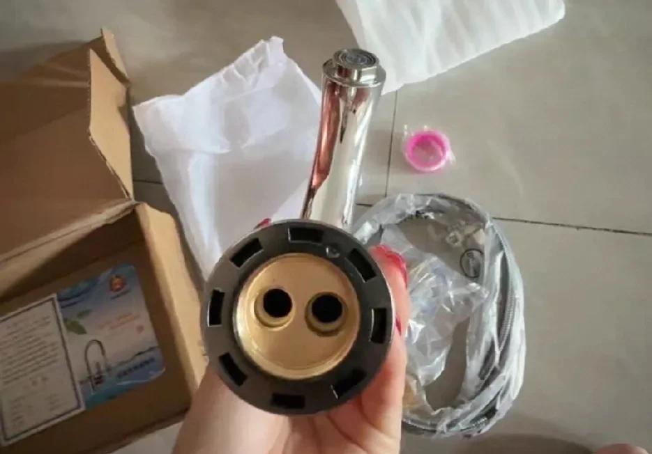 墙都不扶，就服拼多多的客服
我在拼多多上买了一个水龙头，到货后竟然是塑料的，只不