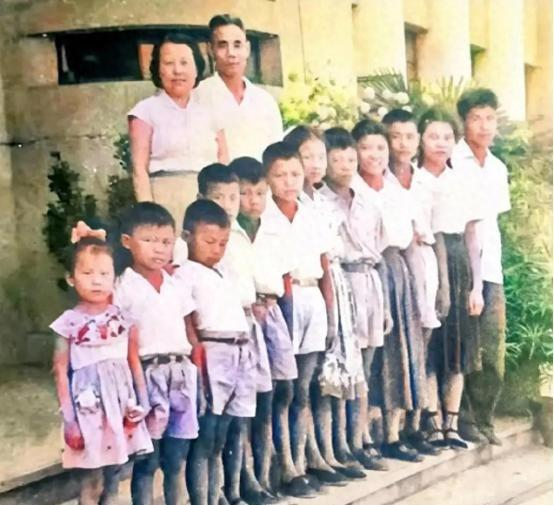 1961年，开国中将吴信泉与妻子及12个孩子一起拍下了这张全家福，吴将军一生只娶