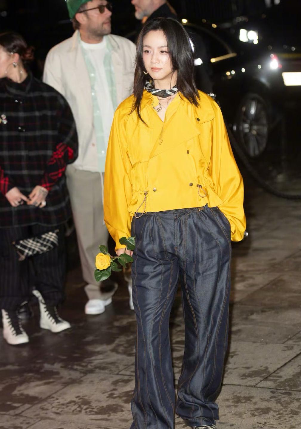 伦敦时装周，汤唯和张婧仪身穿BURBERRY 25秋冬款。

汤唯黄色上衣特别抢