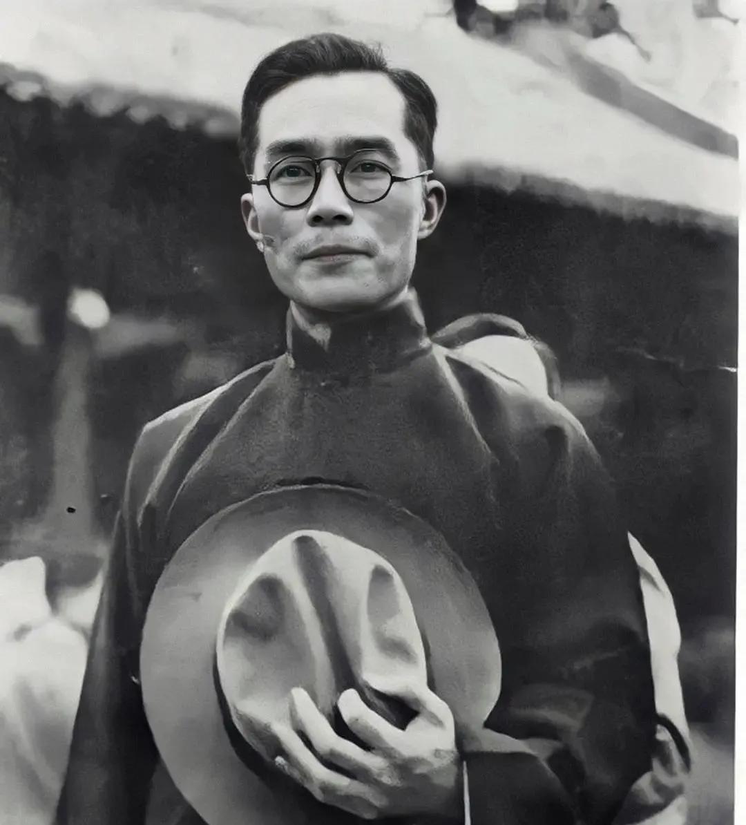 1962年，清华校长梅贻琦病逝。家人在整理他的遗物时，在病床底下竟然发现了一个手