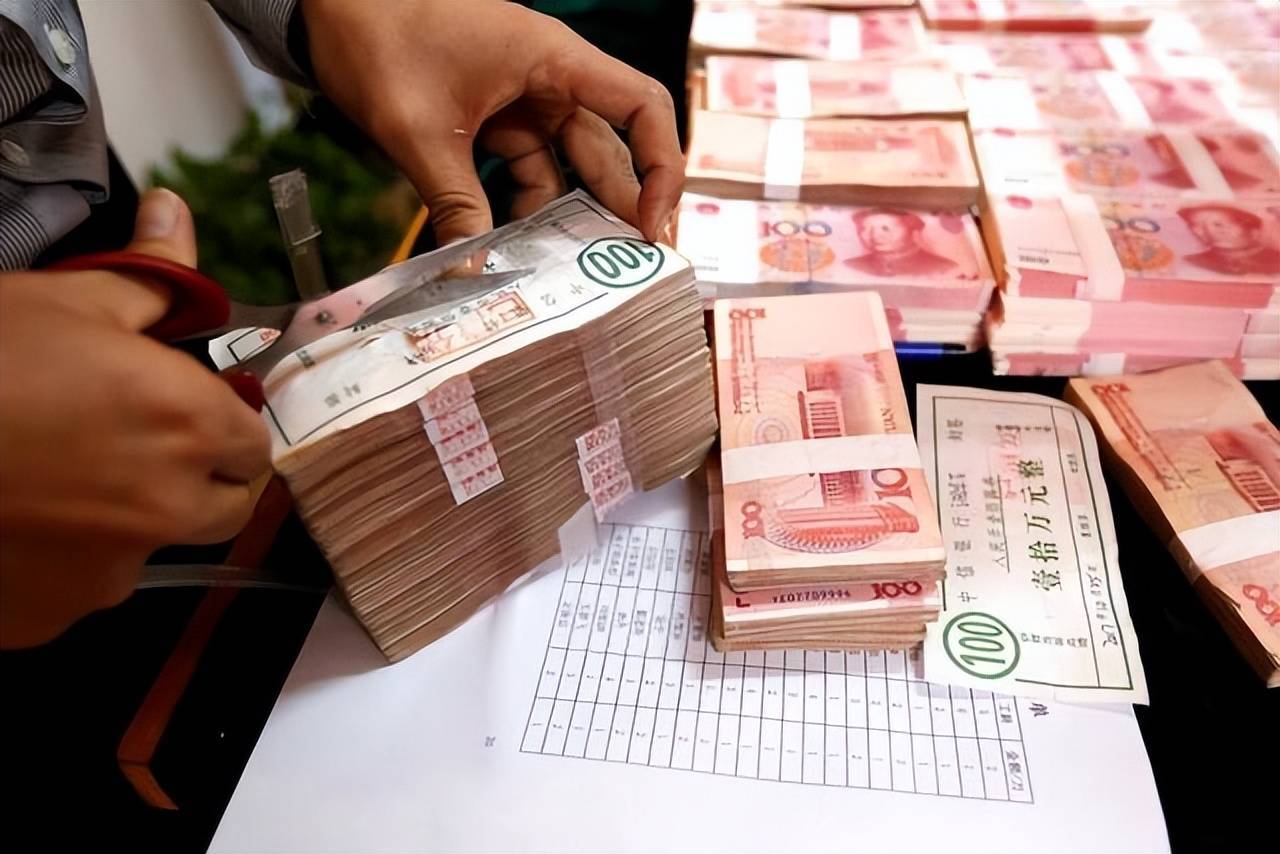 35万存款说没就没？一位储户辛苦存下的 35 万元，准备给儿子办喜事用，可到银行