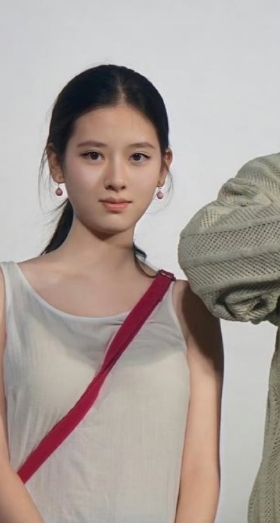 有点像张婧仪的女生好漂亮，尤其是这双眼睛好像会说话的样子，很吸引人。