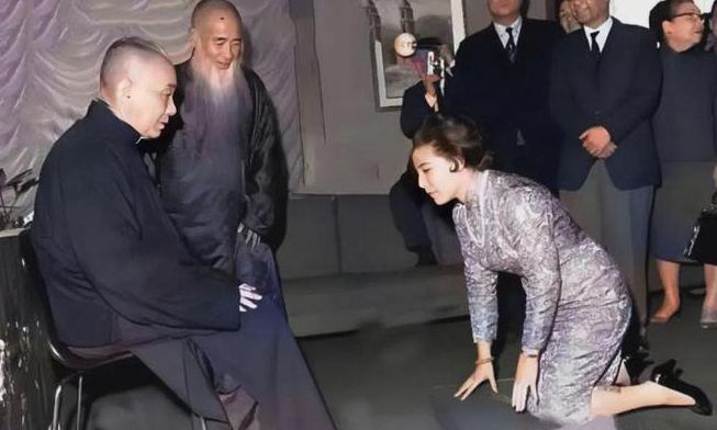 1968年，张大千的貌美四姨太正跪在地上拜师，她身穿一袭旗袍，姣好的身材显露无遗