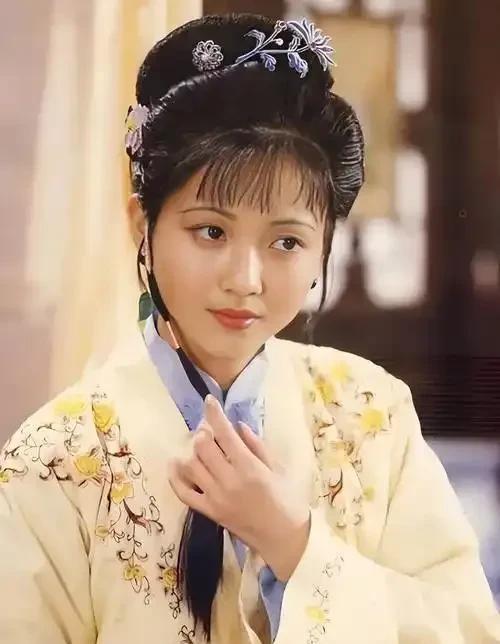 这是陶慧敏饰演的林黛玉，她的林黛玉很温婉，很娟秀，她标准的江南女子长相是非常适合