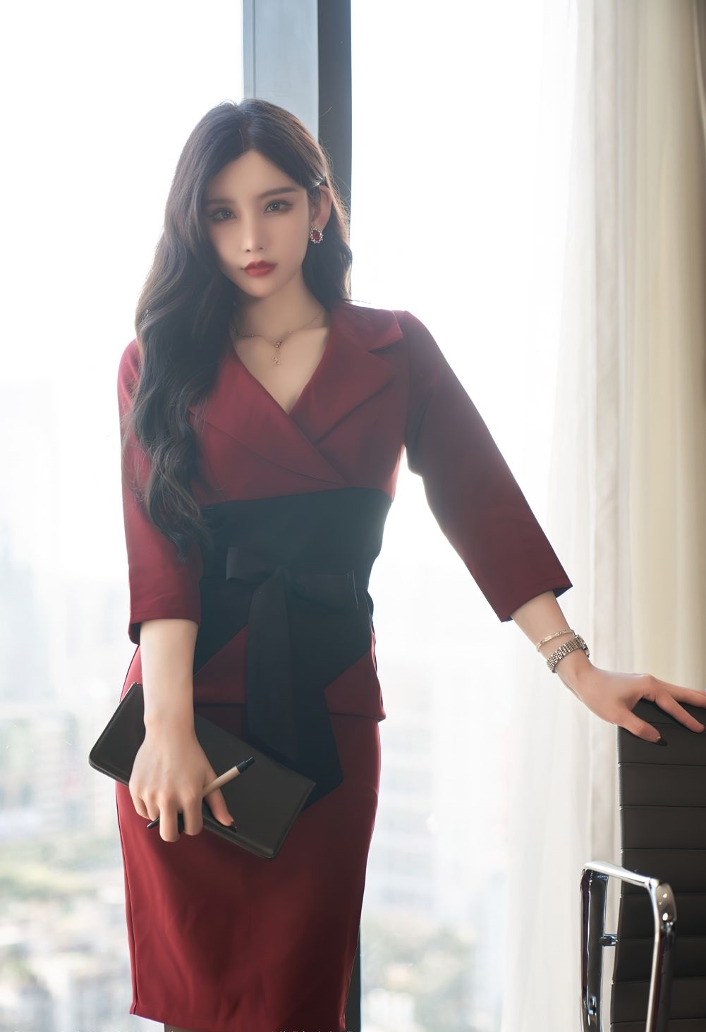 穿枣红色连衣裙的美女成熟又不失气质