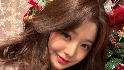 张元英的圣诞树自拍，氛围感这不就来了！