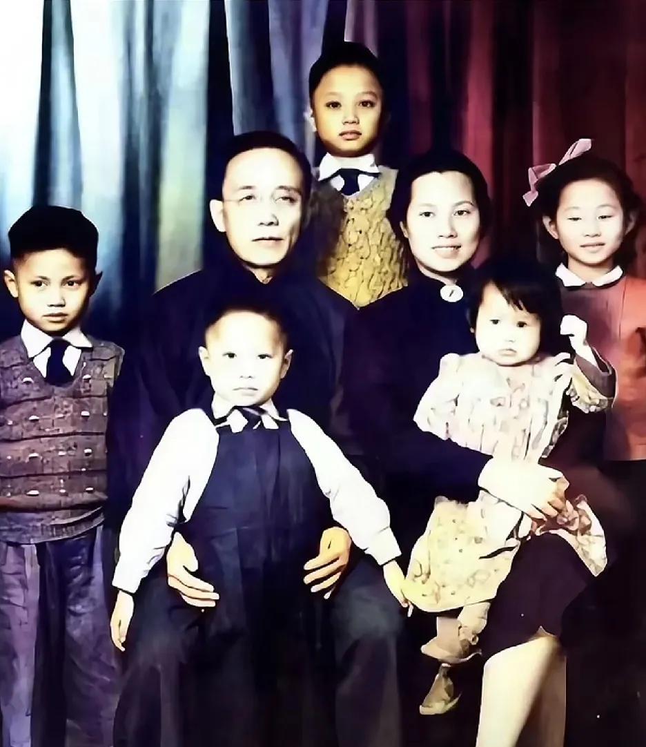 这张照片是20世纪40年代郭沫若的全家福。画面中，郭沫若神情严肃，身旁的妻子于立