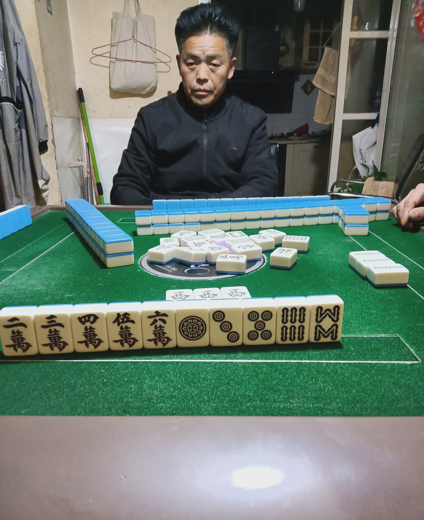 自从上次牌局输掉九百一十元，答应自己要远离麻将的，下班后闲来无事又和他们搓起了麻