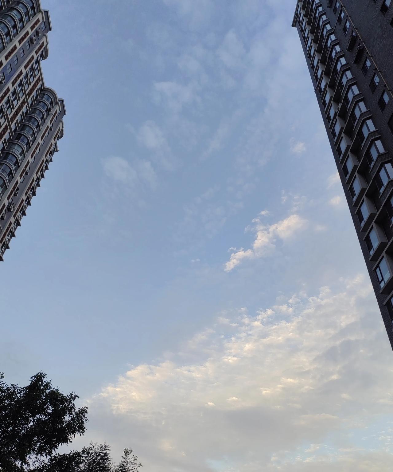 会动的云彩。
这个季节的天空无论早晚，
天空都很热闹。