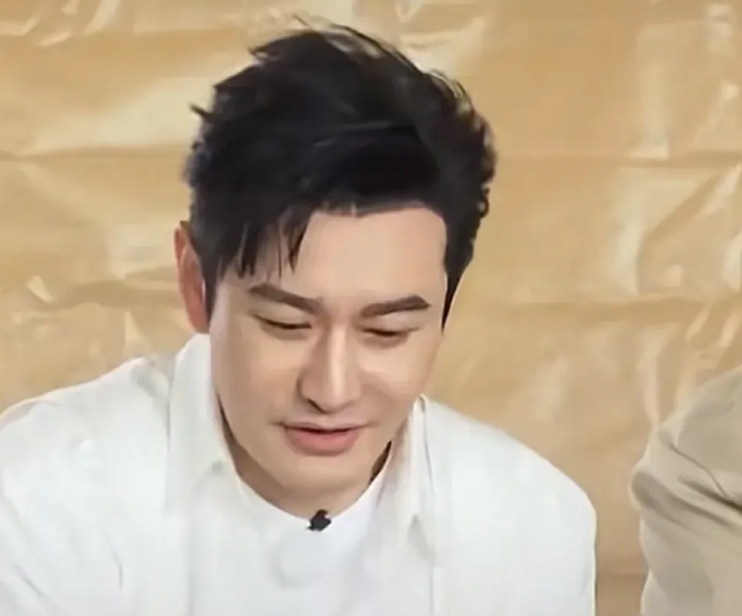 演员黄晓明说：“有次我一个朋友找我借钱，我二话没说就借给了他，好几年过去了，我这
