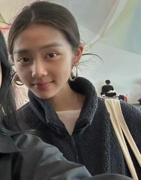 黄磊大女儿黄多多上课被偶遇，小小的脸戴着大耳环，阳光明媚素颜非常抗打，尽情展示大