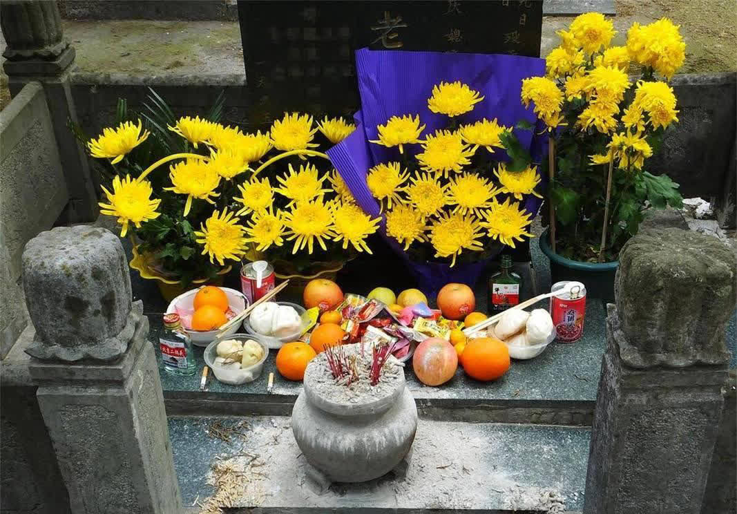 最全上坟扫墓的讲究：
在传统习俗里，上坟扫墓有诸多需要留意的地方，这些讲究是对