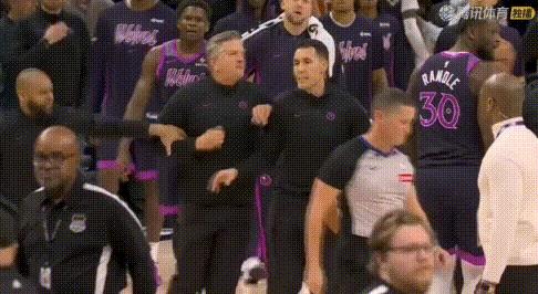 猛！芬奇进场“追杀”裁判，6分钟被罚离场。
首节6分钟时，华子帅气突破要哨没吹，