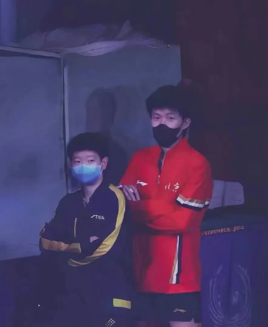 两口子太排队了！
双A双强夫妇
两人一样的站姿
这站姿也太权威了[星星眼]