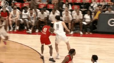 杨瀚森这球大部分中锋都不会！这球要是扣进去，就是本场最佳进球了。可惜这华丽转身+