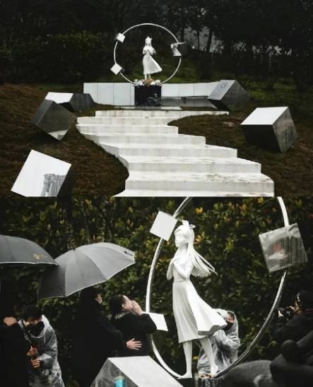 很多人说这个雕塑很卡通，可是我看到这个雕塑的第一眼我一下子想到了杉菜，我不知道是