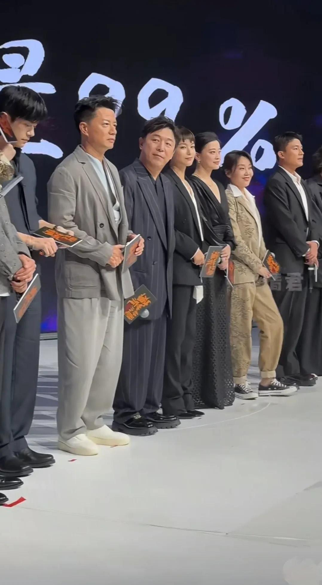 闫妮这松弛感是十足啊！
在电影《蛮荒禁地》宣传时，全员正装，只有闫妮是帆布鞋，小