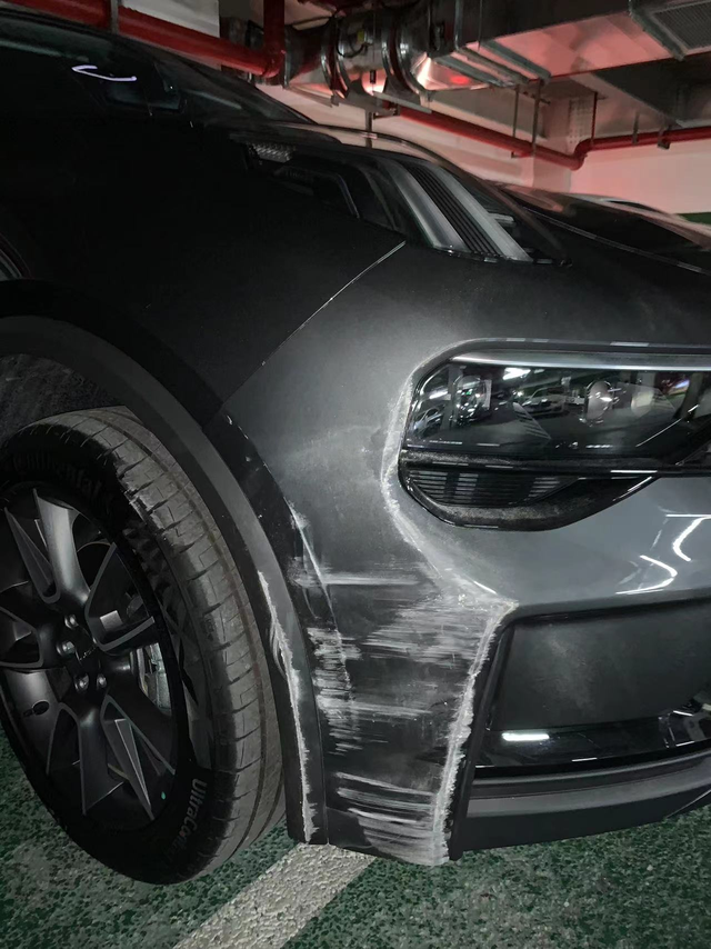 一血就这样没了
下地库的时候，90°直角转弯比较宅，新手不小心蹭到了右前方保险杠