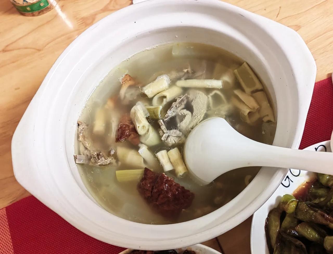 今日午餐，冬瓜鸭架汤，四鲜烤夫，炒生菜，虎皮青椒。
简简单单，做了自己喜欢的几个