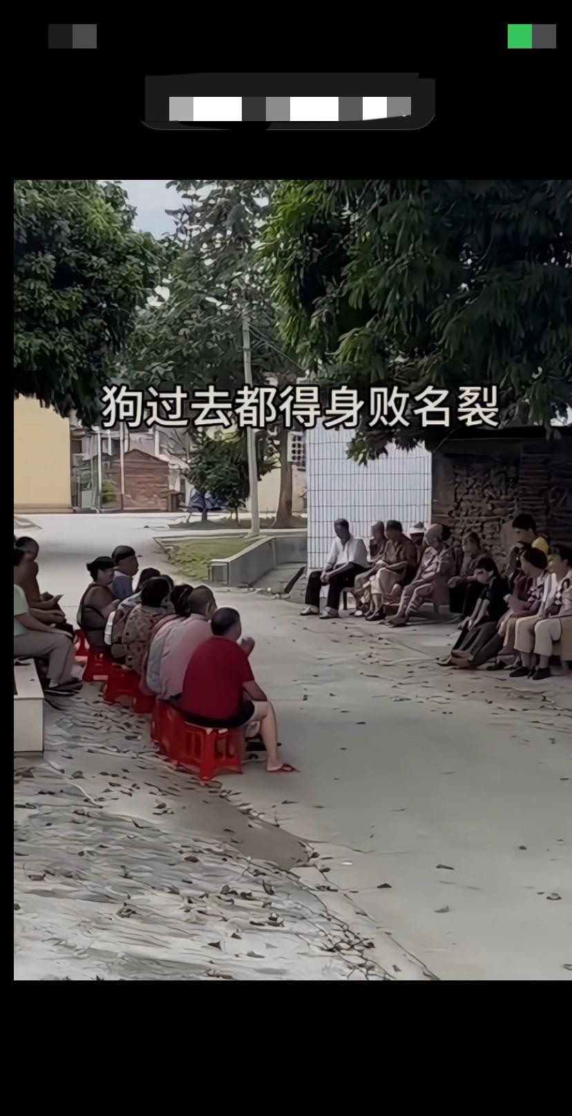 村口的大爷大妈
为了获取最新信息
无论严寒酷暑
始终坚守在
村口的一线岗位
就这