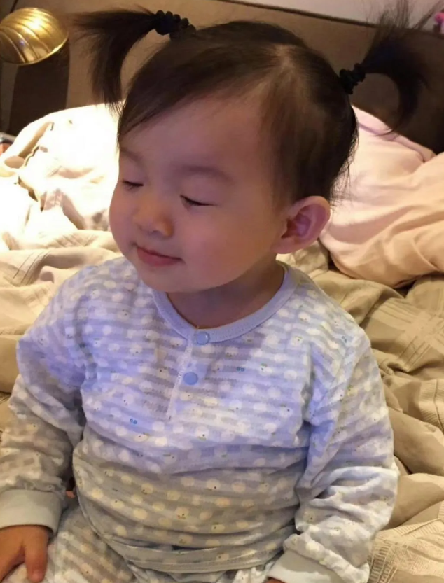 小玥儿的这十年，堪称一部跌宕起伏的传奇故事。

刚出生的那两年，她无疑是世界上最