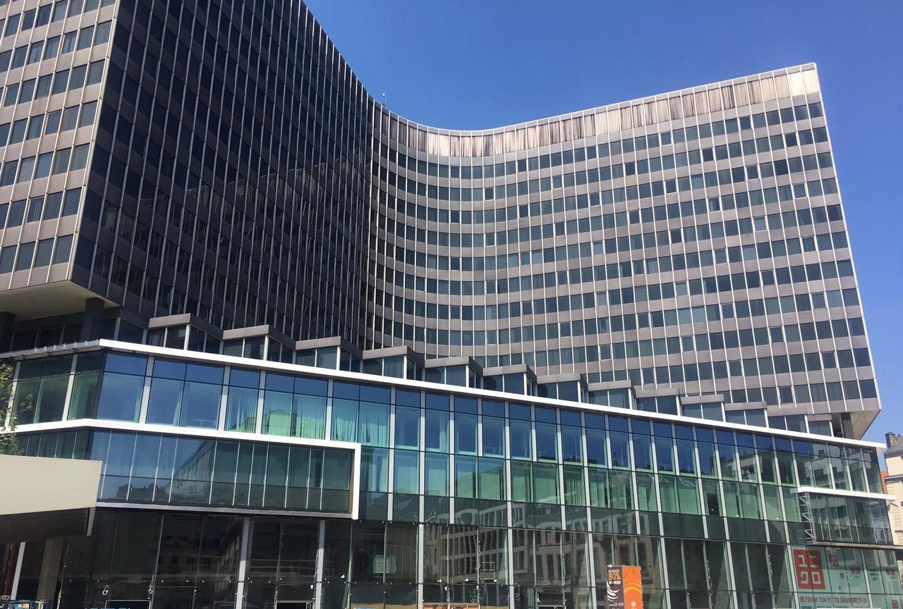 欧盟接受了15%的关税，这对欧洲国家影响巨大。就像美国之前的关税政策，让欧洲经济